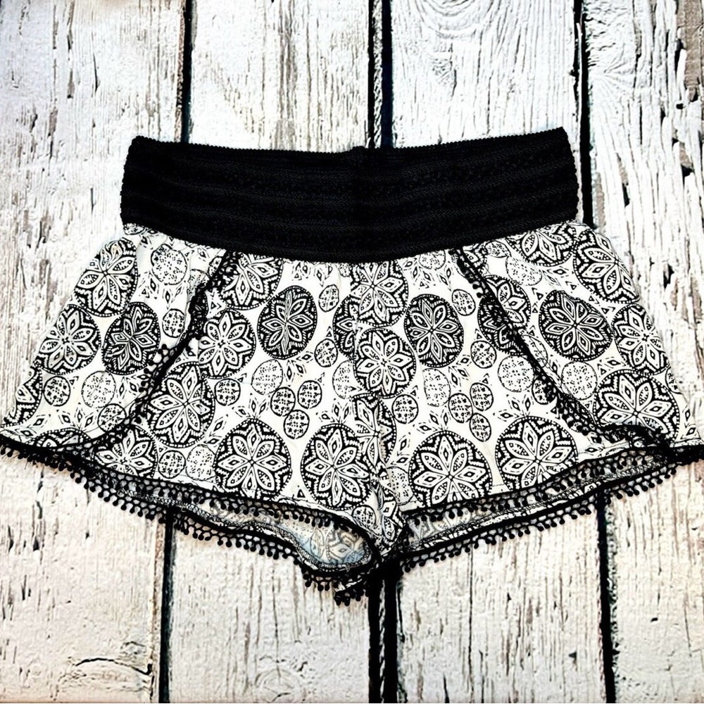 Junior Lace soft short. Color: black and white print